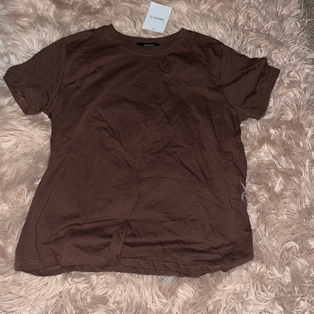 Nice brown tee in size small! Only 7 dollars
